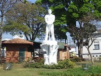 hoteis-em-avare-sp-monumento-o-desbravador