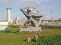 hoteis-em-carlos-barbosa-rs-escultura-do-imigrante